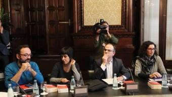 Salellas i Gabriel, de la CUP, amb Turull i Rovira, de JxSí, a la reunió de la Mesa i Junta de Portaveus del Parlament EFE