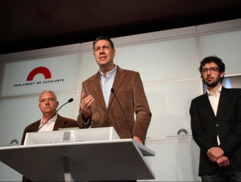 Els diputats populars Santi Rodriguez i Juan Milián flanquegen el president del grup parlamentari del PPC, Xavier García Albiol, en roda de premsa ACN