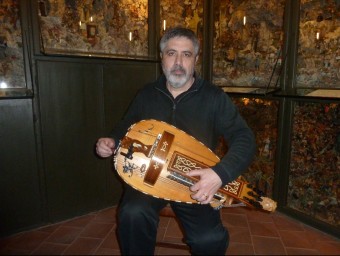 Joan Josep Mayans , amb la viola de roda que toca en alguns dels temes J.C