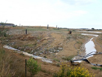 L'abocador de Vacamorta, on no entren nous residus des de fa un any, en una imatge del juny, amb la capa que cobreix les deixalles dipositades QUIM PUIG