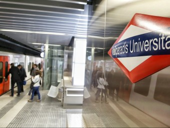 Usuaris accedint a un comboi a l'estació de Vallparadís Universitat de Terrassa ANDREU PUIG