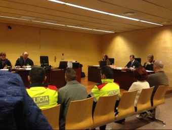 Els ara condemnats asseguts al banc dels acusats custodiats pels Mossos. G.PLADEVEYA