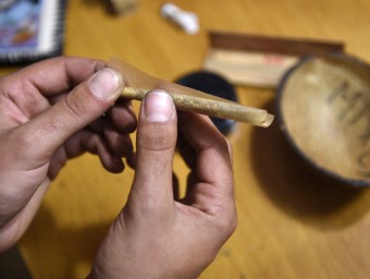 Un home que es lia un porro en un club cannàbic de Barcelona ARXIU / FRANCE PRESSE