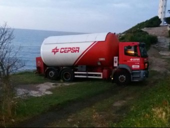 El camió no podia moure's pel risc de caiguda al mar pel penya-segat ARXIU