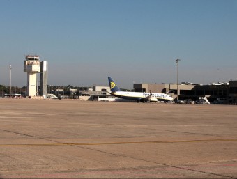 Un solitari avió de la companyia Ryanair, aquest dimecres passat al migdia, aparcat en un desèrtic aeroport Girona-Costa Brava JOAN SABATER