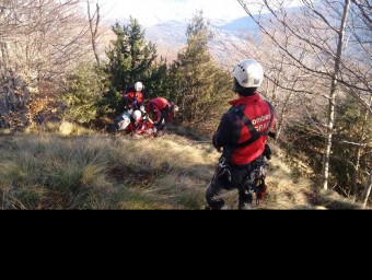 Els bombers atenent el ferit al lloc de la caiguda BOMBERS DE LA GENERALITAT