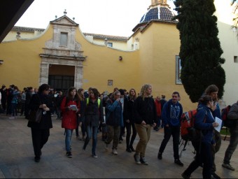 Joves Taizé a l'exterior de la parròquia de la Mare de Déu de l'Olivar. FERRER