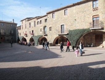 La plaça Major –de Jaume I–, al cor del nucli antic de Monells, ha atret l'interès de centenars de visitants en els darrers mesos E.A