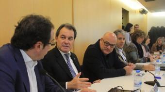 El president de la Generalitat en funcions i de CDC, Artur Mas, flanquejat per Josep Rull i Lluís Corominas aquest dilluns a la reunió de l'executiva del partit ACN