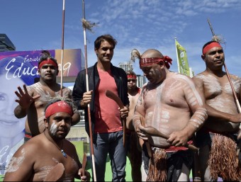 Roger Federer, al costat d'uns aborígens, dissabte a Brisbane REUTERS