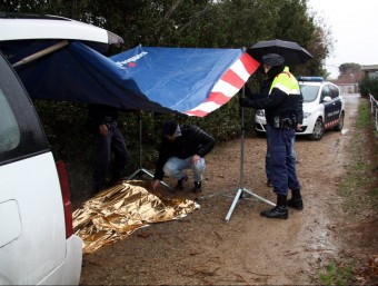 Imatge del cadàver tapat que aquest diumenge 3 de gener a la tarda s'ha trobat a la sèquia segona del canal de Pinyana, al costat del restaurant-hotel Nastasi de Lleida  ACN