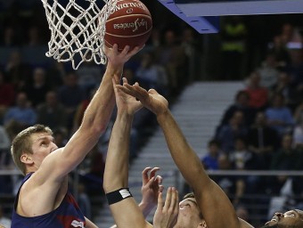 El nord-americà del Barça, capturant un rebot per sobre de Willy Hernangómez i el seu company Samardo Samuels EFE / C. MOYA