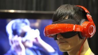 Un visitant del CES prova un dispositiu de realitat virtual.  REUTERS