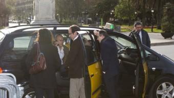 Els diputats de Junts pel Sí Marta Rovira, Josep Rull, Raül Romeva i Jordi Turull, esperen en un taxi a la sortida del Parlament abans d'anar a la reunió amb la CUP EFE