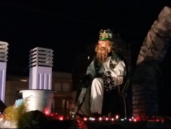 El Rei Gaspar pujat en la seva carrossa, mentre desfilava pel Masnou N.SEGURA INSA