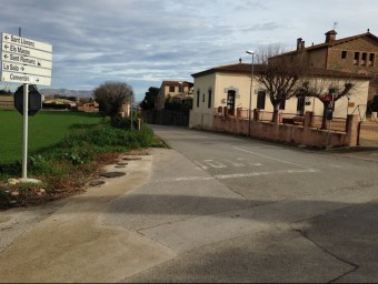 La carretera de Foixà a la Sala, en el tram inicial que surt del barri dels Cuells. JOAN PUNTÍ