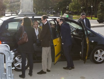 Els diputats de Junts pel Sí Marta Rovira, Josep Rull, Raül Romeva i Jordi Turull, esperen en un taxi a la sortida del Parlament abans d'anar a la reunió amb la CUP EFE