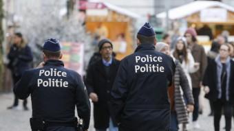 Agents de la policia belga, patrullant per un mercat de Nadal a Brussel·les, al desembre OLIVIER HOSLET / EFE