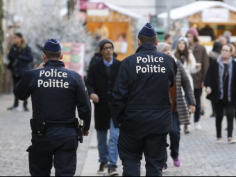 Agents de la policia belga, patrullant per un mercat de Nadal a Brussel·les, al desembre OLIVIER HOSLET / EFE