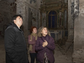 L'alcaldessa, a la dreta, amb el president de la Diputació a l'interior de l'església de Sant Julià. MARTÍ ARTALEJO