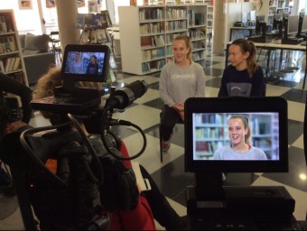Dues alumnes de l'institut Vall de Llémena durant la gravació de l'anunci per promoure el projecte. EPA