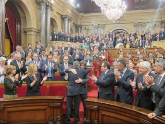 Carles Puigdemont i Artur Mas s'abracen al final del ple d'investidura