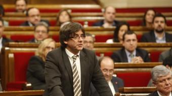 Puigdemont en un moment del ple d'investidura i Mas, ahir, fent caixes al seu despatx oriol duran / instagram ORIOL DURAN / INSTAGRAM