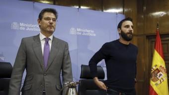 El ministre Catalá, al costat de l'humorista Dani Rovira en un acte sobre el maltractament animal EFE