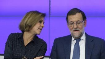 Rajoy, parlant amb Cospedal abans de la seva intervenció EFE