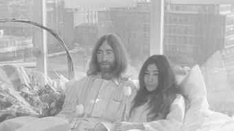 John Lennon i Yoko Ono durant una acció en fvaor de la pau el 1969 a Amsterdam ARXIU
