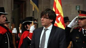 Puigdemont, passant revista a la formació de gala dels Mossos ACN