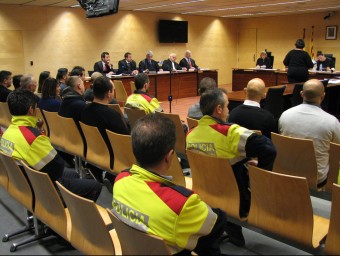 El judici va tenir lloc ahir al Palau de Justícia de Girona. En la imatge, els 12 acusats Ò. PINILLA