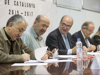 Els representants de la UGT, CCOO, Foment i Pimec signant l'acord interprofessional, al novembre ALBERT SALAMÉ / ARXIU