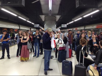 Desenes de persones esperant el tren a l'estació de Sants el dia després que es produís el robatori EUROPA PRESS