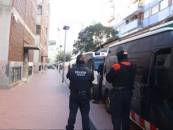 Efectius dels Mossos durant l'operatiu, aquest dimarts al barri de Ciutat Meridiana de Barcelona ACN