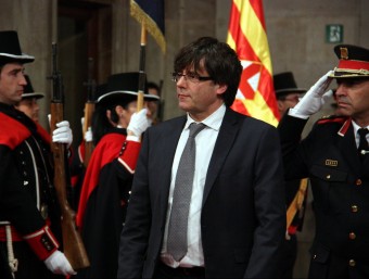 Puigdemont, passant revista a la formació de gala dels Mossos ACN