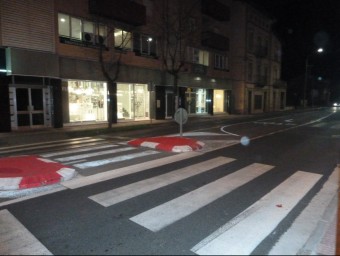 Un vianant va ser atropellat mentre creuava l'avinguda Santa Coloma d'Olot, diumenge passat a la tarda JORDI CASAS