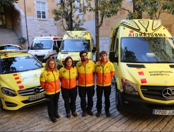 Les noves ambulàncies, ahir a la seu de la Generalitat MANEL LLADÓ