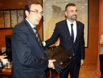 El conseller de Territori i Sostenibilitat, Josep Rull, ha rebut de mans de Santi Vila la cartera de Territori i Sostenibilitat ACN