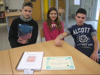 Alumnes de l'Institut de Tona que participen al projecte “Tutoria entre iguals”. D'esquerra a dreta, Ibai Rodil, Olga Camps i Edu Puigví A.A