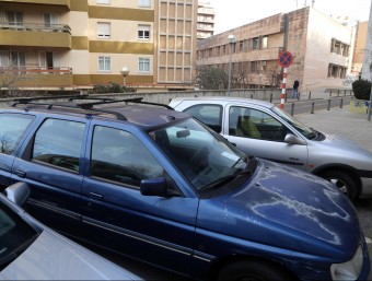 Riera té estacionat de manera permanent el vehicle al carrer Joan Subias de Figueres MANEL LLADÓ