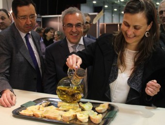 La consellera Serret ahir a la tarda en un dels estands de la Fira de l'Oli D. MARÍN