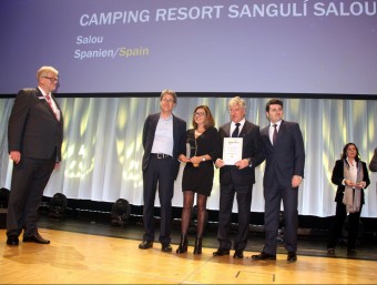 Els responsables del càmping Sangulí de Salou dalt l'escenari recollint el guardó 2016 al millor càmping europeu en matèria de comunicació i màrqueting ACN
