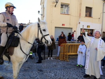 Els genets van portar a beneir els cavalls ahir al matí a la plaça de la Vila MANEL LLADÓ