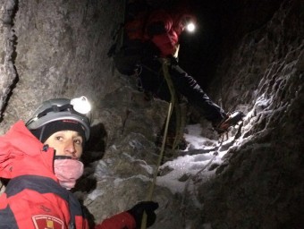 Un equip dels GRAE dels Bombers de la Generalitat que ha participat en el rescat de dos escaladors atrapats al Pedraforca ACN