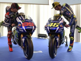 Lorenzo i Rossi pugen a la moto en la presentació de l'equip de Yamaha per al 2016 AFP PHOTO / LLUÍS GENÉ