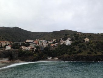 El terreny expropiat és la franja entre l'antiga “aduanilla” (edifici modernista situat a la part dreta) i les casetes antigues de pescadors situades a la platja EL PUNT AVUI