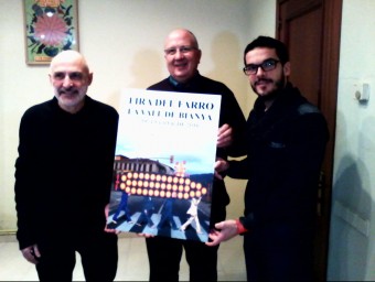 Domene, a l'esquerra, amb l'alcalde, Santi Reixach, i el coordinador de la fira, David Darné, mostrant el cartell. J.C