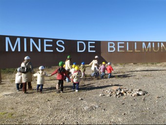 Un grup d'escolars accedint a la zona on es troben situades les Mines de Bellmunt del Priorat XATIC