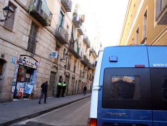 Una furgoneta dels Mossos a l'entrada d'un dels carrers de Ciutat Vella on ha tingut lloc un registre d'una operació contra el tràfic de metamfetamina ACN